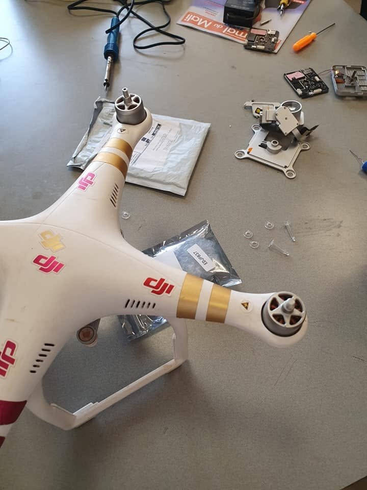Drone et pièces électroniques sur une table de travail