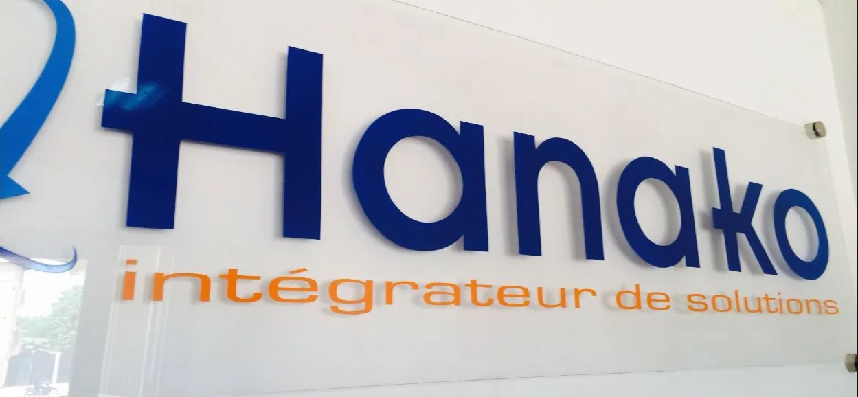 Enseigne HANAKO-SARL dans le hall d’entrée