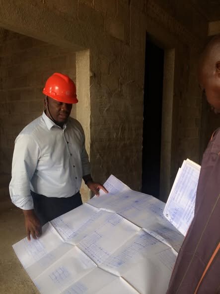 Technicien examinant des plans sur un chantier