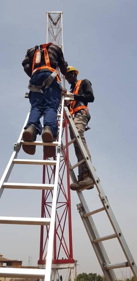 Deux techniciens interviennent sur une structure radio